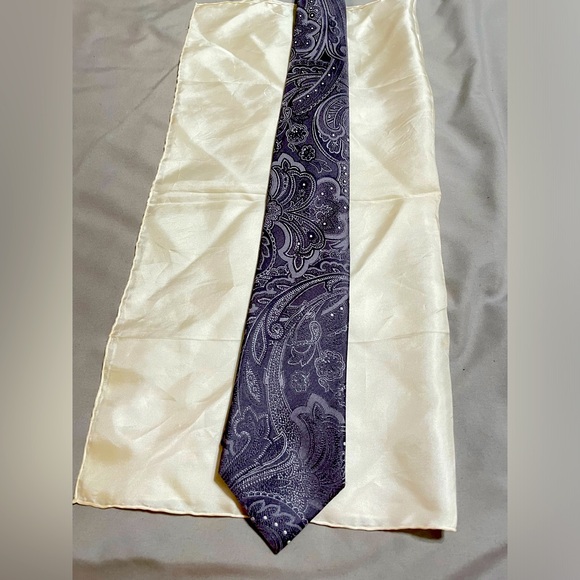 Geoffrey Beene 100% Silk Tie Gray and White Paisley - Picture 3 of 9